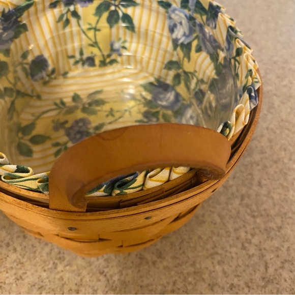 Longaberger Basket with leather handles, fabric and plastic liner - Picture 5 of 7